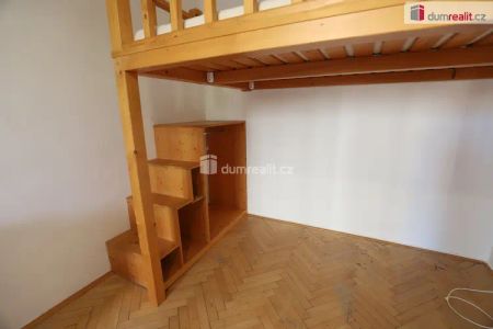 Pěkný útulný byt 2+kk ve druhém patře cihlového domu se zahradou - Fotografie 5