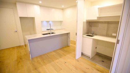 Ground Floor Apartment with Large Private Courtyard - Photo 5