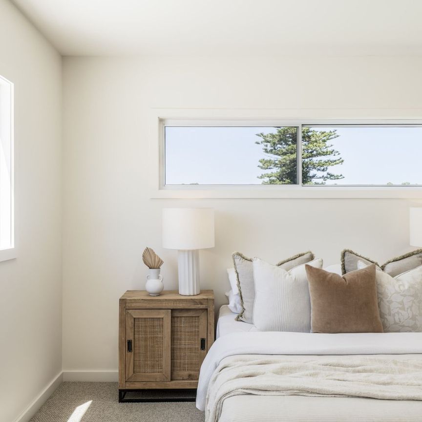 Designer Duplex In Prime Coastal Setting - Six Month Lease - Photo 1