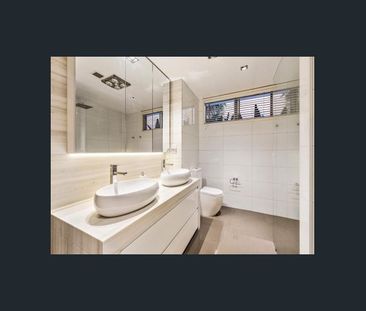 Spacious Two-Bedroom Apartment with Courtyard in a Quiet Complex - Photo 5