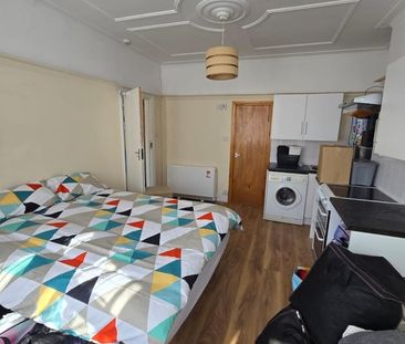 Studio Flat, Berkshire Gardens, N13 - Photo 3
