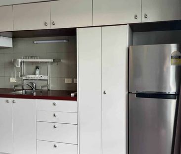 Tidy, conveniently located studio apartment in... - Photo 3