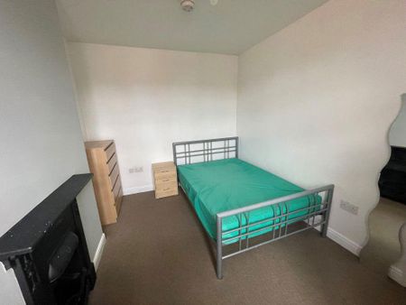 4 bedroom terraced house to rent - Photo 3