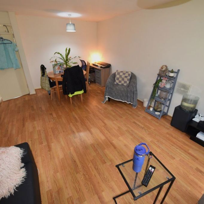 2 bedroom Flat in Grosvenor Park Gardens, Leeds - Photo 1
