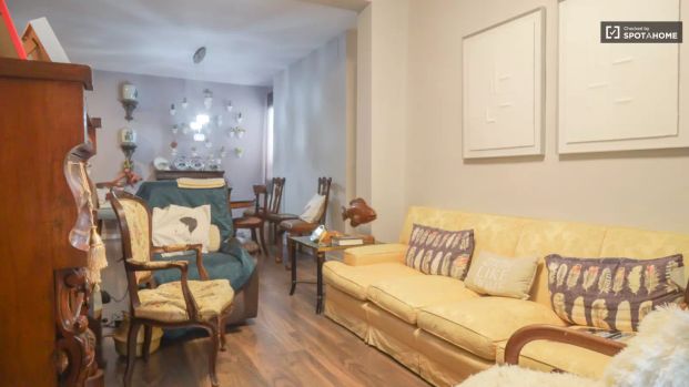 Single Bed in Rooms for rent in 2-bedroom apartment in Chamartín - Photo 1