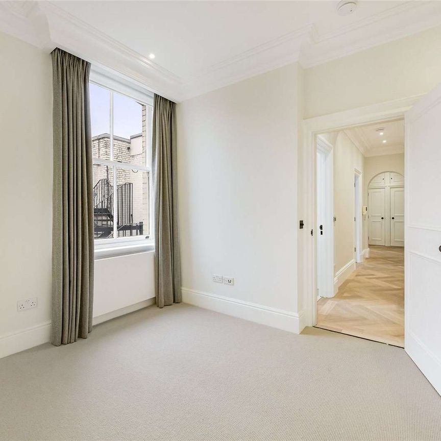 A recently renovated fourth floor flat (with lift) in this period block on Sloane Square. - Photo 1