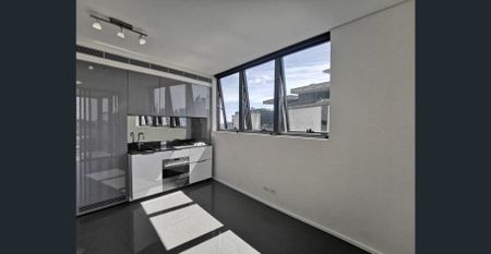 Central Park -18 Park Lane Chippendale 1 Bed 1 Bath for Lease, Fridge and Combination Wash machine - Photo 2