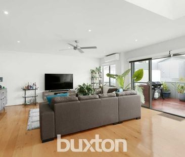 Designer Living Opposite Edithvale Recreation Reserve - Photo 1