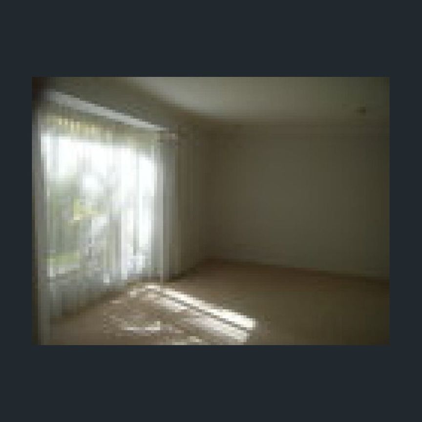 A distinctive, attractive older-style home - in Helensvale. - Photo 1