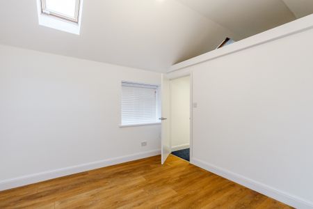 High Spec One Bed Unique Conversion to Let in Twickenham – Secluded Courtyard Close to Shops and Transport - Photo 2