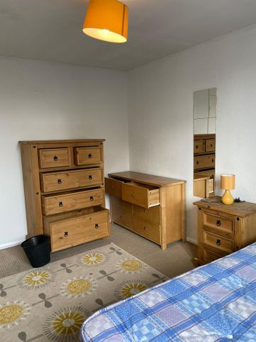 3 bedroom flat to rent - Photo 4