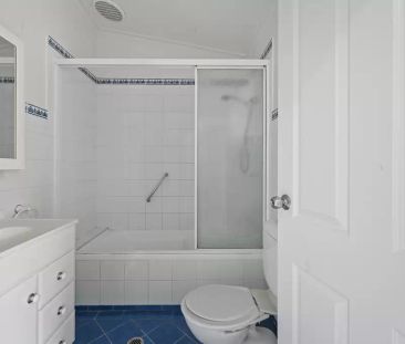 Charming home in desirable location - Photo 5