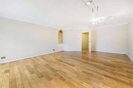 A bright and spacious , newly redecorated 2 bedroom, 2 bathroom apartment with parking and concierge. - Photo 3