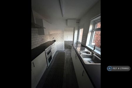 2 bedroom terraced house to rent - Photo 4