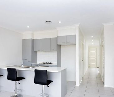 Stunning Near-New Townhouse Opposite Parkland | 10 Peregrine St, Ma... - Photo 5