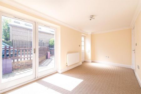 3 bedroom mews to rent - Photo 2