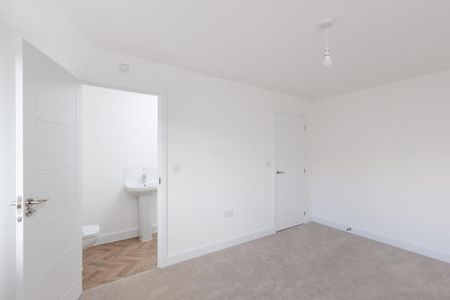 5 bedroom detached house to rent - Photo 2