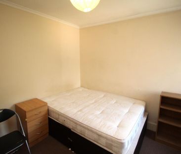 4 bedroom semi-detached house to rent - Photo 4