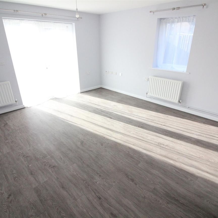 Dedworth Road, Windsor - Photo 1