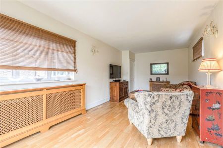 4 bedroom detached house to rent - Photo 2