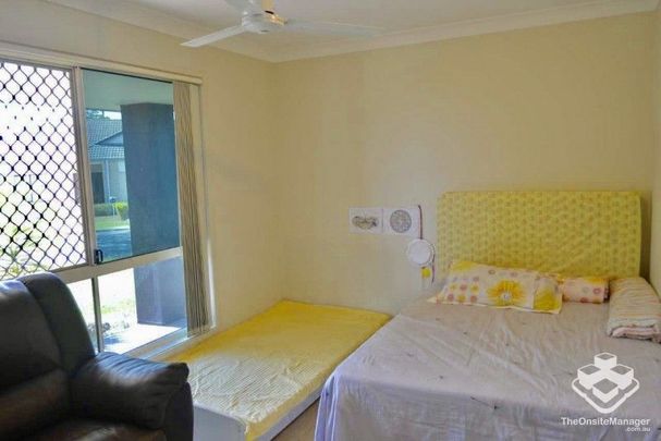 SPACIOUS 3 BEDROOM HOUSE!!READY TO MOVE IN - Photo 1