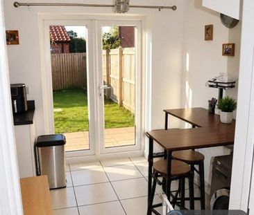 3 bedroom semi-detached house to rent - Photo 6