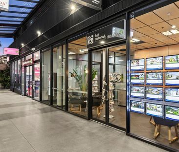 LOCATED CLOSE TO PUBLIC TRANSPORT AND SHOPS - Photo 1