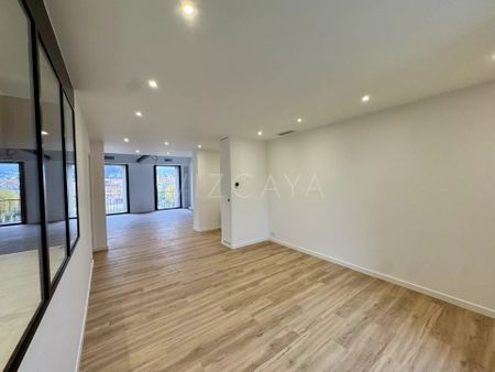 Location Appartement 5 pièces 130m² NICE 06300 - Photo 3
