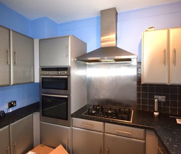 Three bedroom house ideal for working families- £2400 - Photo 4