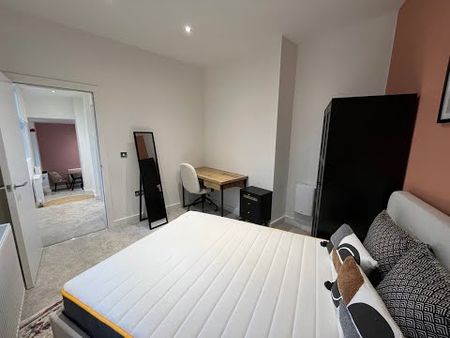 1 Bed Flat, New Briggate, LS2 - Photo 2