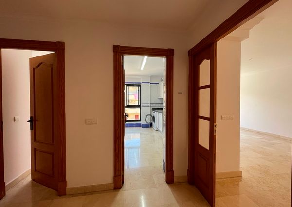 Apartamento primera planta sin amueblar, 3 dormitorios, parking, al lado del mar, El Molinar.