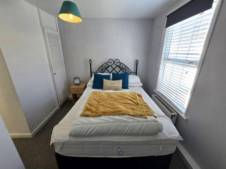 2 bedroom end of terrace house to rent - Photo 2