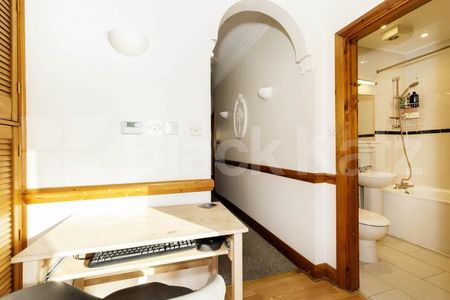 Two double bedrooms modern kitchen spacious lounge & mins to tube and shops - Photo 5