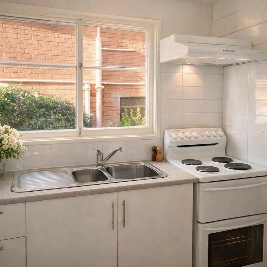 Neat and Bright 1 Bedroom Unit – Close to Shops & Transport - Photo 1