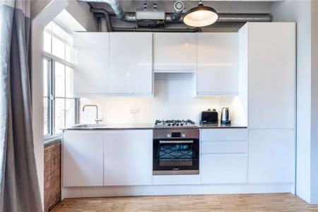 A modern studio flat developed within the Old Paint Factory in Wandsworth which backs onto the green open spaces of King George's Park. - Photo 4