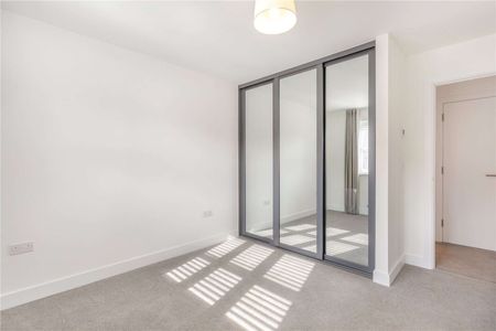 Contemporary family home in desirable village location - Photo 5