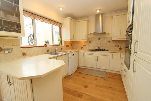 3 bed Semi-detached bungalow in Benfleet Close , Sutton, SM1 3SD - Photo 1