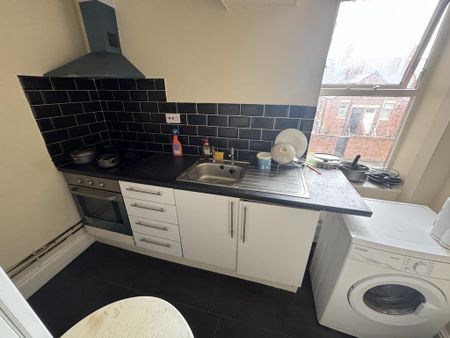 1 bedroom in a flat share to rent - Photo 3