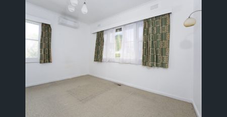 Spacious Five-Bedrom Family Home in Prime Box Hill South - Photo 4