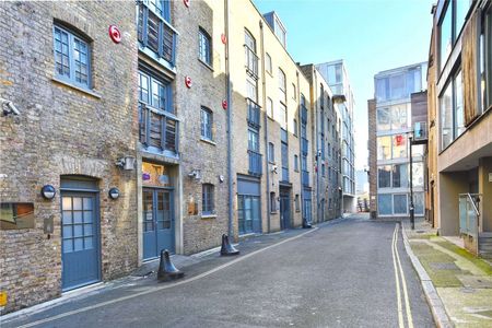 A light and spacious two bedroom apartment situated on the fourth floor of this fine riverside, warehouse conversion, conveniently located for Shad Thames and the Jubilee line at Bermondsey. - Photo 3