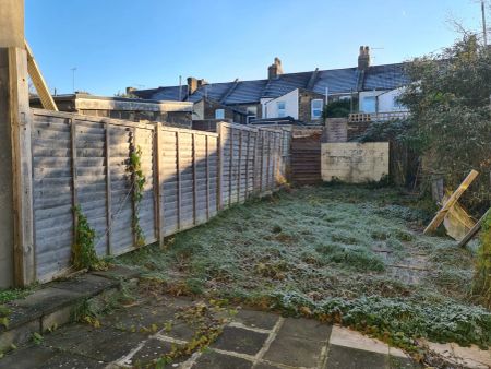 To Rent Albany Road, Chatham, ME4 £1,200 pcm - Photo 4