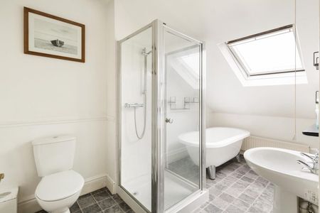 2 Bed Flat - Photo 3