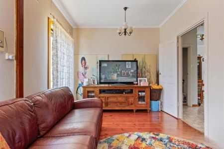 Neat & Comfortable 2-Bedroom Home in a Convenient Location - Photo 2