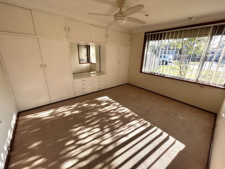 Spacious Four Bedroom Brick Home&excl;&excl; - Photo 2