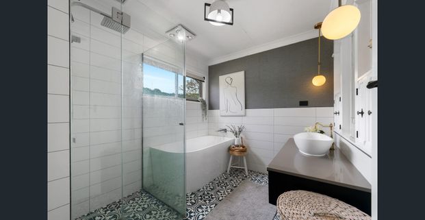 Renovated 3-Bed Upper-Level Home with Modern Style, Fireplace & Huge Backyard - Prime Carindale Location - Photo 1