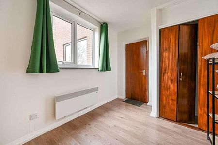 St Andrews Court, Grove, W4 - Photo 3