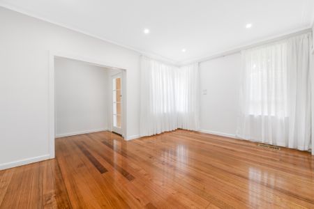 2 Sylvan Crescent, Ashwood VIC 3147 - House For Rent | Domain - Photo 5