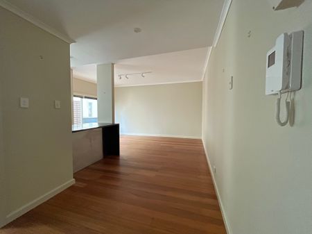 10 / 400 Barkly Street, ELWOOD - Photo 3