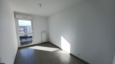 location Appartement T3 DE 59.97m² À ARLES - Photo 2