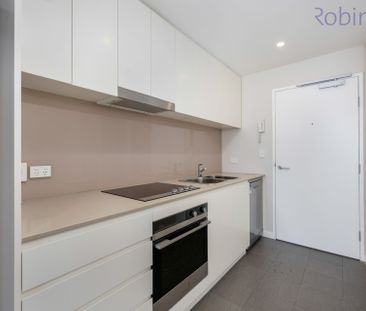 Spacious, air-conditioned one bedroom apartment; centrally located. - Photo 2